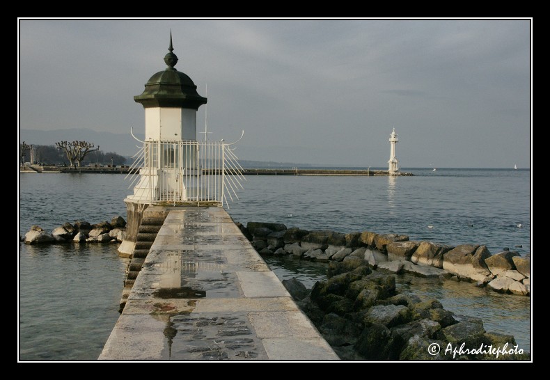 089 La jetée des Eaux Vives et son phare